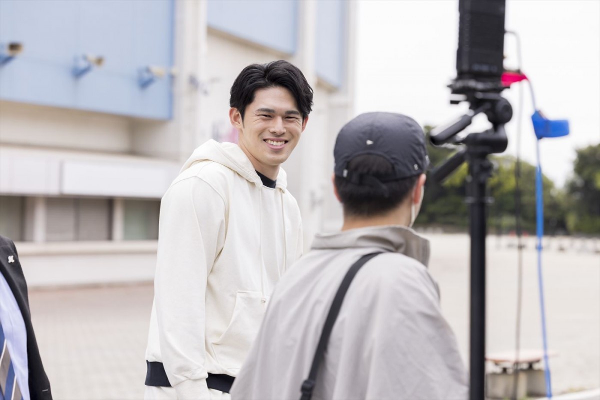 浜辺美波、マリーンズ・佐々木朗希選手がウキウキと友人たちに会いに行く姿を好演！　ロッテ チューインガム新CM、6.1放送開始