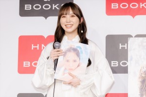 1st写真集『＃会いたい』発売記念会見に登場した日向坂46・加藤史帆