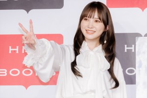 1st写真集『＃会いたい』発売記念会見に登場した日向坂46・加藤史帆