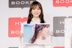 1st写真集『＃会いたい』発売記念会見に登場した日向坂46・加藤史帆