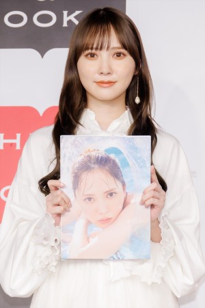 1st写真集『＃会いたい』発売記念会見に登場した日向坂46・加藤史帆