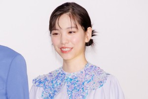 映画『水は海に向かって流れる』公開記念舞台あいさつに出席した當真あみ