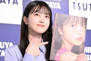 乃木坂46・久保史緒里、1st写真集「交差点」発売記念会見に登場