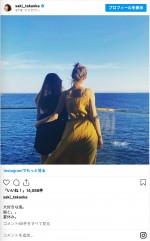 高岡早紀、娘と2人　真っ青な海を見つめる　※「高岡早紀」インスタグラム