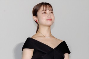 橋本環奈、映画『禁じられた遊び』完成披露イベントに登場