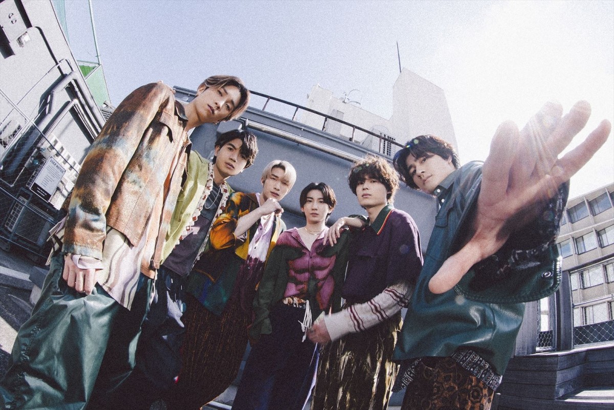 SixTONES＆なにわ男子が『ノキドア』W主題歌に！　松村北斗＆西畑大吾の2ショットシーン写真も公開！