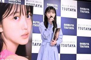 乃木坂46・久保史緒里、1st写真集「交差点」発売記念会見に登場