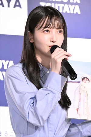 乃木坂46・久保史緒里、1st写真集「交差点」発売記念会見に登場