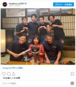 大人になったマドンナ「桃ちゃん」（池谷のぶえ）を囲む消防団メンバー　※ドラマ『ハヤブサ消防団』公式インスタグラム