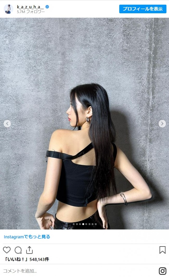 写真）LE SSERAFIM カズハ、“11字腹筋”際立つ美スタイル披露に「カッコ
