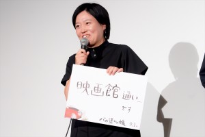 鶴岡慧子監督、映画『バカ塗りの娘』完成披露舞台挨拶に登場