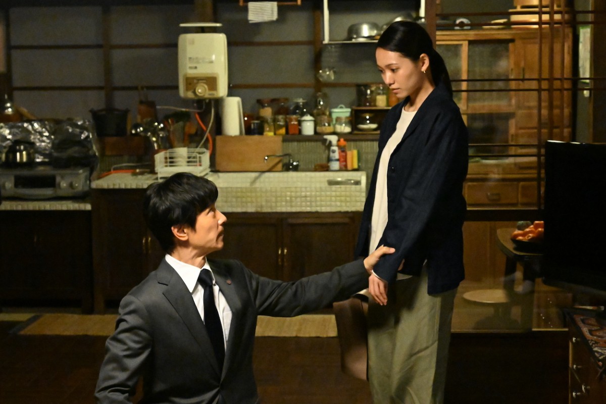 『VIVANT』二宮和也、拷問中にスマホ操作　視聴者ツッコミ「パズドラしてる？」