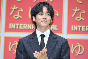 松坂桃李、映画『ゆとりですがなにか インターナショナル』完成報告会見に登場