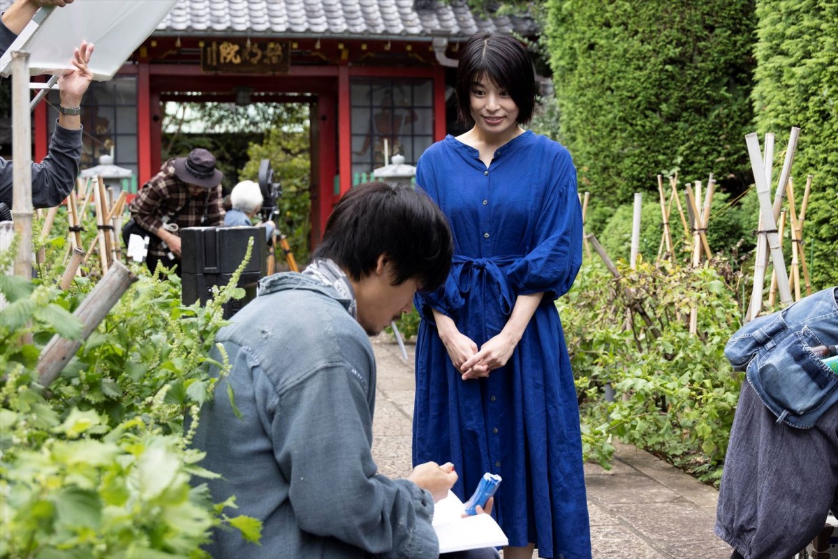 『花腐し』かつて愛した“同じ女性”に思いをはせる綾野剛と柄本佑の場面写真が公開