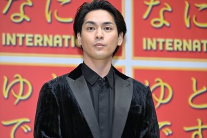柳楽優弥、映画『ゆとりですがなにか インターナショナル』完成報告会見に登場