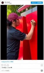 チンギス役のバルサー、赤坂サカスの巨大VIVANTモニュメントにサイン　※『VIVANT』公式インスタグラム