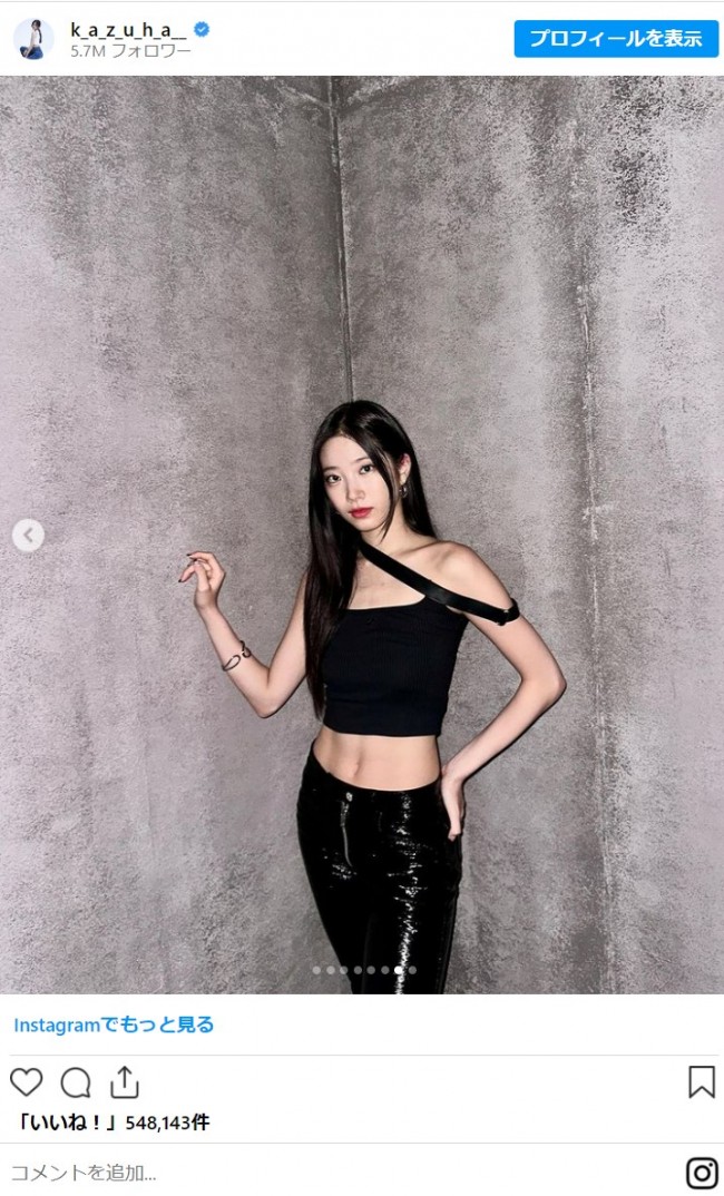 写真）LE SSERAFIM カズハ、“11字腹筋”際立つ美スタイル披露に「カッコ