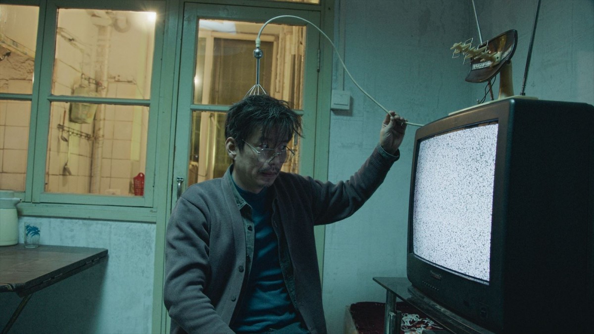 UFO雑誌編集長が宇宙服でロバに？　映画『宇宙探索編集部』新ポスター＆場面写真解禁