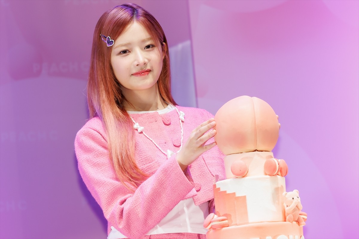 IVE・REI、“桃コーデ”でイベント登壇　3ヵ月ぶりの来日に「すごくうれしい気持ち」