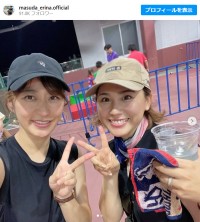 “プロ野球選手夫人”枡田絵理奈&青木佐知が球場で対面　※「枡田絵理奈」インスタグラム