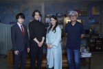 『ノッキンオン・ロックドドア』に出演した（左から）松村北斗・西畑大吾・仲間由紀恵・メイン監督の堤幸彦