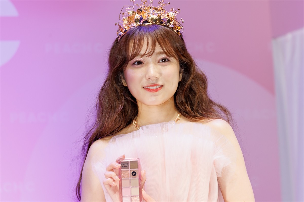 IVE・REI、“桃コーデ”でイベント登壇　3ヵ月ぶりの来日に「すごくうれしい気持ち」