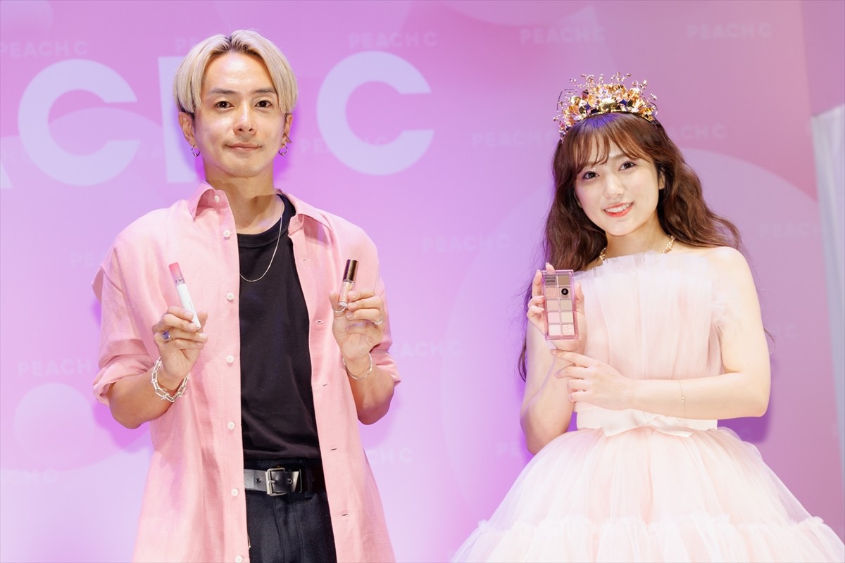 IVE・REI、“桃コーデ”でイベント登壇　3ヵ月ぶりの来日に「すごくうれしい気持ち」