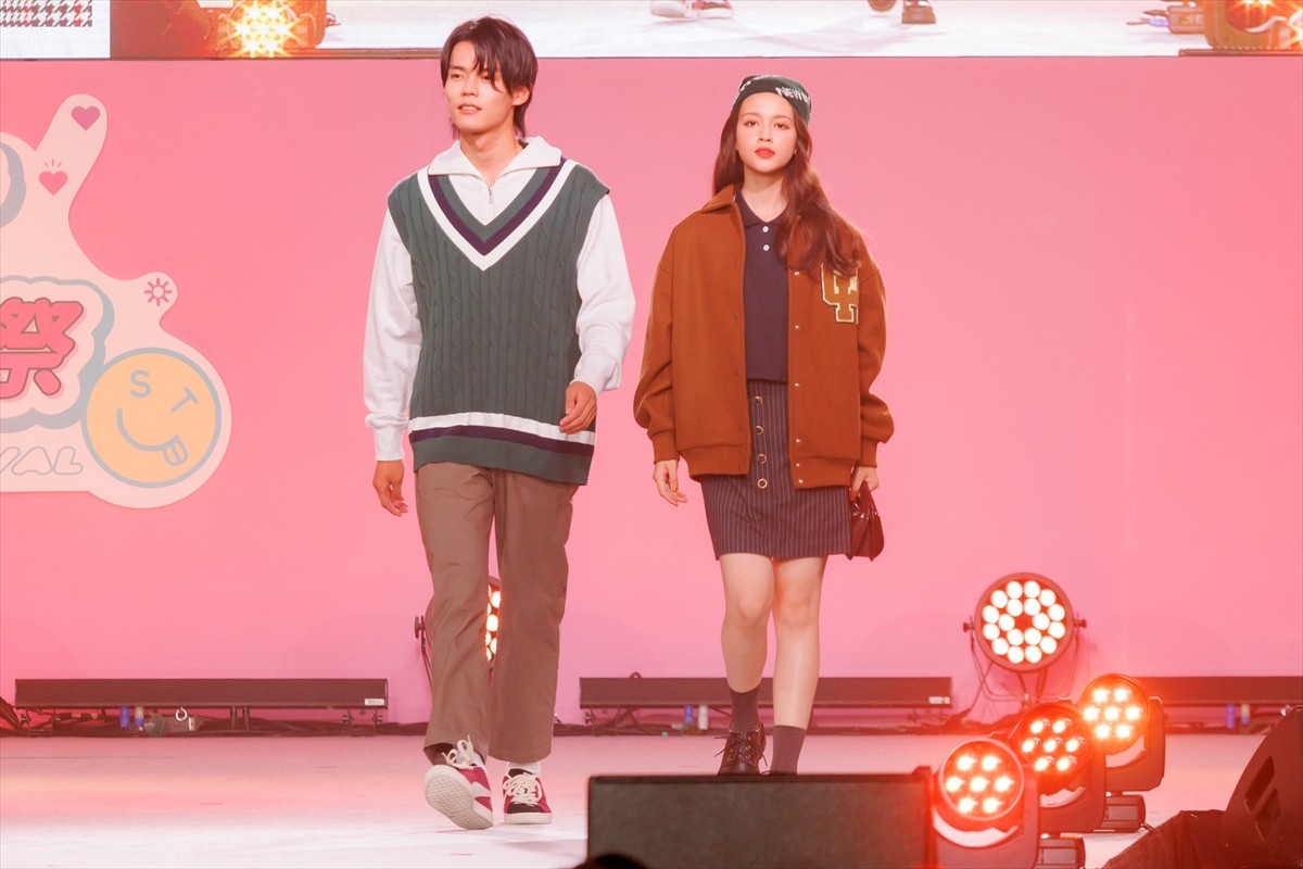乃木坂46・久保史緒里＆日向坂46・小坂菜緒がランウェイに登場「最高の夏の思い出を作りたい」