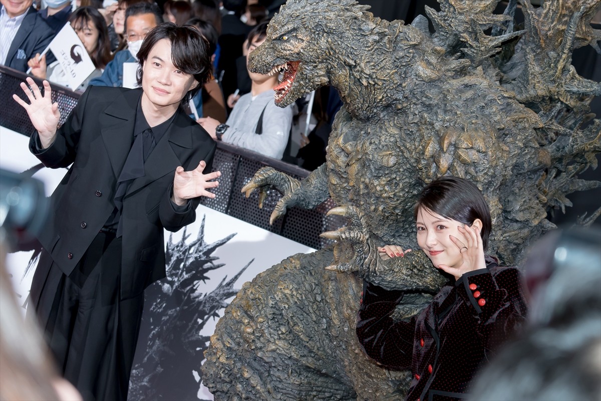 神木隆之介＆浜辺美波、歌舞伎町のレッドカーペットに降臨　“巨大ゴジラトラック”も登場