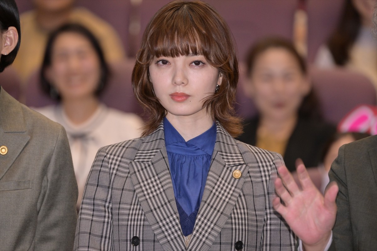 平手友梨奈、ムロツヨシから“殺傷能力が高い言い間違い”暴露され「本当に申し訳なかったです」