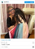 田村淳の胸に長女がダイブ　※「田村淳（ロンドンブーツ1号2号）」インスタグラム