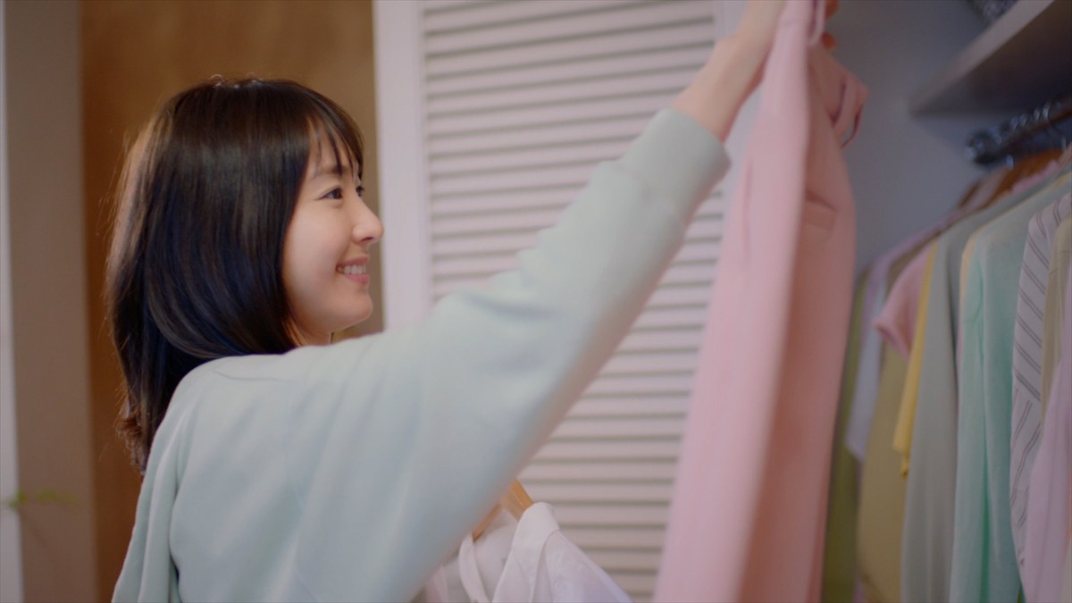 新垣結衣、服の匂いをかいで“うっとり”　チャーミングな演技が光る新CM公開