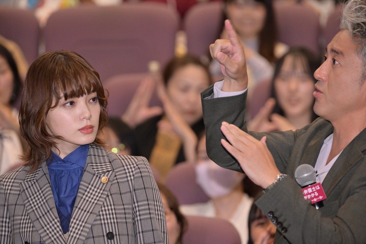 平手友梨奈、ムロツヨシから“殺傷能力が高い言い間違い”暴露され「本当に申し訳なかったです」