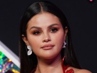 セレーナ・ゴメス、新しいヘアスタイル＆輝くシルバードレスでチャリティイベントに登場