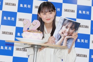 乃木坂46・遠藤さくら、1st写真集『可憐』発売記念会見に登場