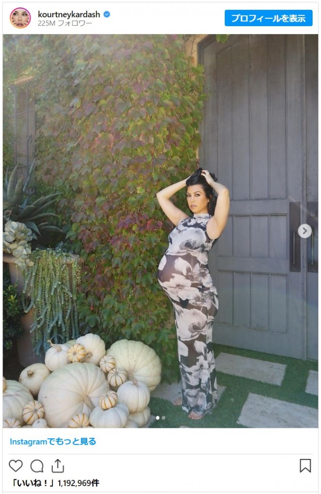写真）コートニー・カーダシアン、ハロウィン仕様で大きなお腹を披露