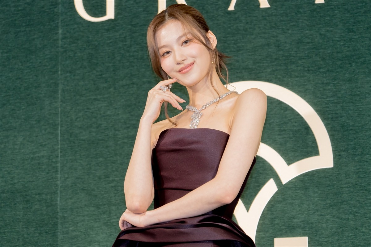 TWICE・SANA、総額50億円のジュエリーを身にまとい登場「自信があふれてくる」
