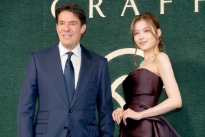 TWICE・SANA、トータル150カラットのGRAFF新作ダイヤモンドネックレスをお披露目