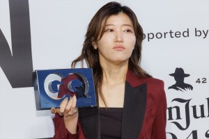 ヒコロヒー、「GQ MEN OF THE YEAR 2023」フォトコールに登場