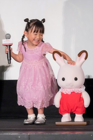 村方乃々佳、『劇場版 シルバニアファミリー フレアからのおくりもの』完成披露舞台挨拶に登場