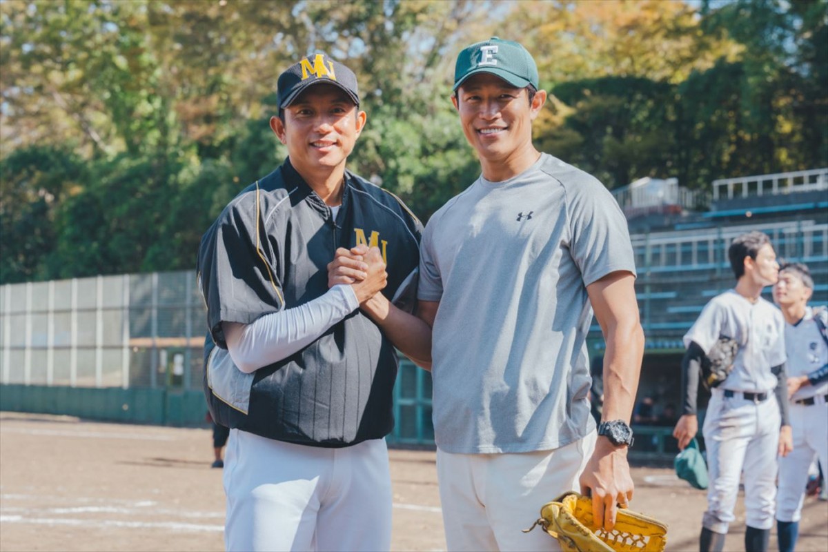 日曜劇場『下剋上球児』より(左から)第7話に出演する川崎宗則、主演・鈴木亮平
