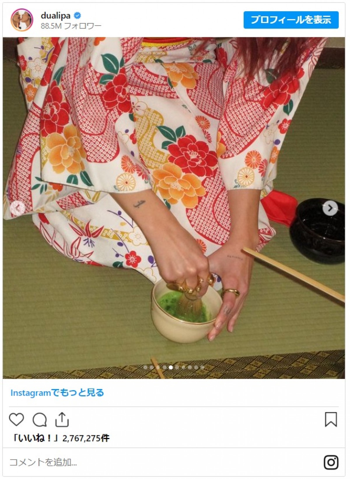 デュア・リパが来日！　スタイリッシュなファッションで街を散策＆寿司作りにも挑戦
