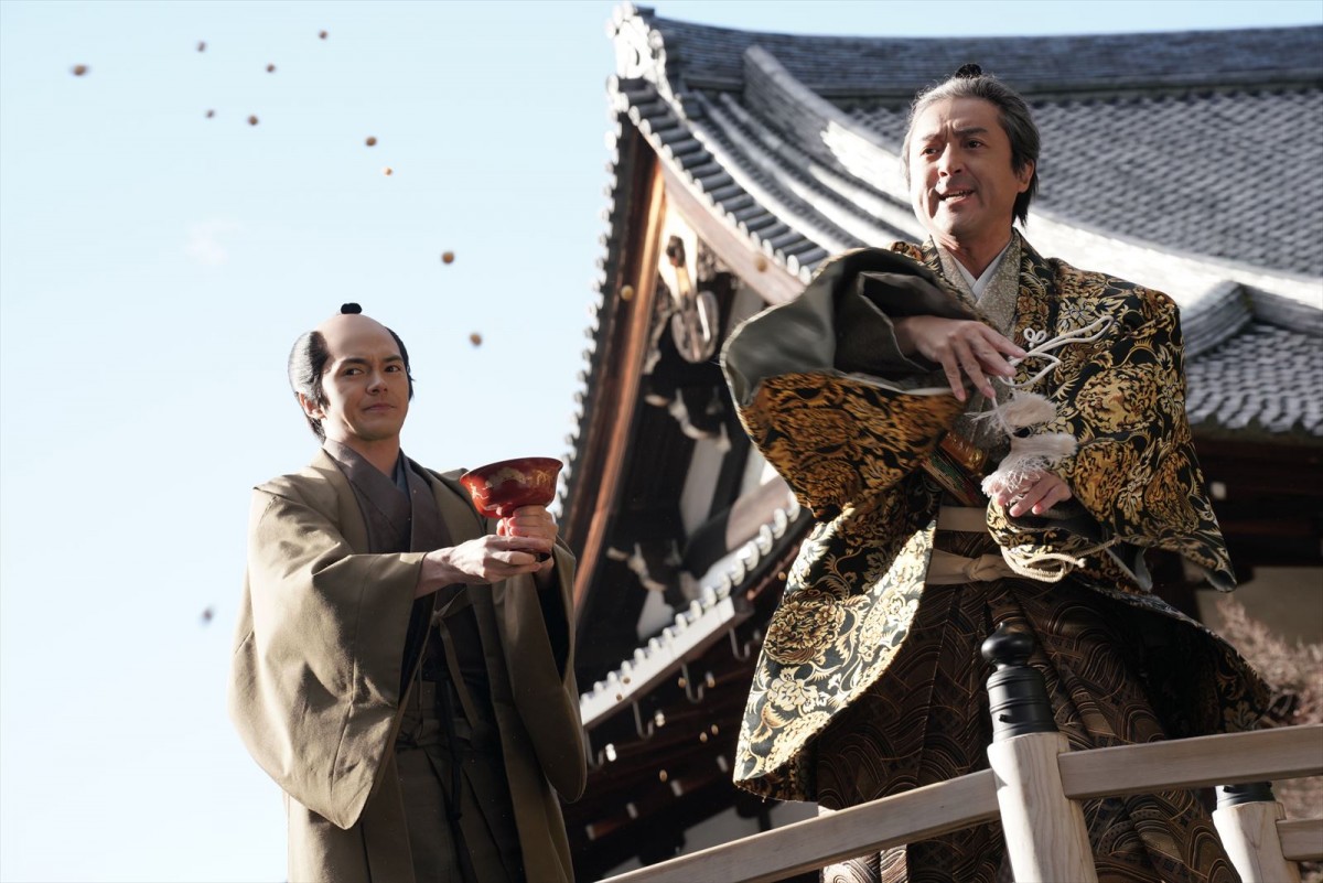 “吉良”ムロツヨシの百面相に眉の繋がった“将軍様”北村一輝も！　『身代わり忠臣蔵』場面写真が一挙公開