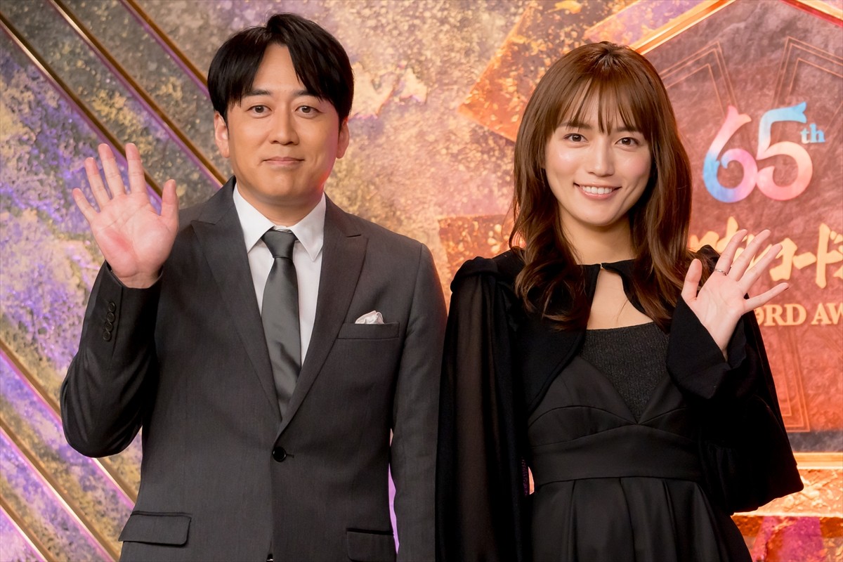 『第65回 輝く!日本レコード大賞』で司会を務める(左から)安住紳一郎アナウンサー、川口春奈