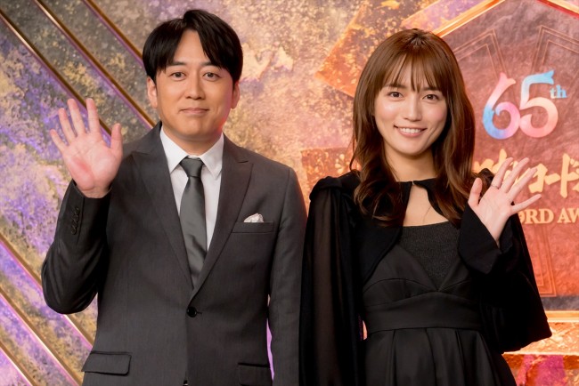 『第65回 輝く!日本レコード大賞』で司会を務める(左から)安住紳一郎アナウンサー、川口春奈