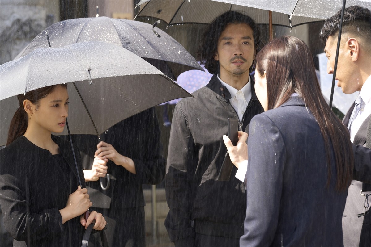 Snow Man・佐久間大介＆金子ノブアキの“表と裏”の顔が土屋太鳳の背後に！　映画『マッチング』メインビジュアル＆場面写真到着