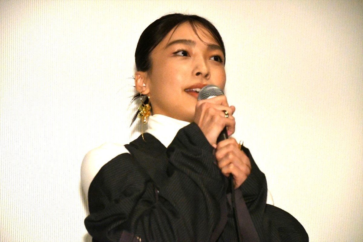 唐田えりか、“芋ちゃん、唐ちゃん”の仲の芋生悠から「陽気キャラ」を明かされ照れ笑い