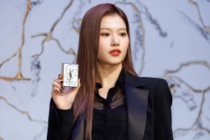 TWICE・SANA、イヴ・サンローラン・ボーテ ジャパン アンバサダー就任会見に登場