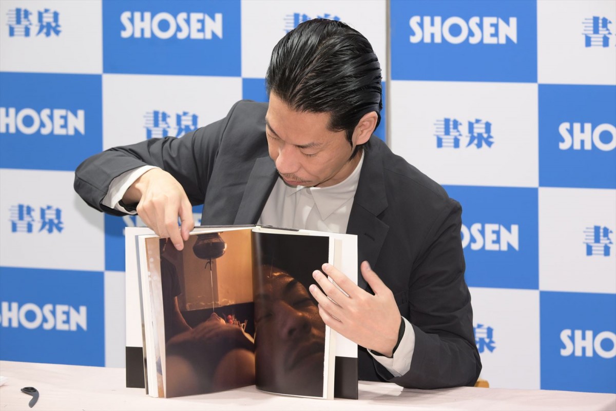 グラビア大好きな呂布カルマ、ついに自身の写真集発売！　インドで“地獄”の撮影も