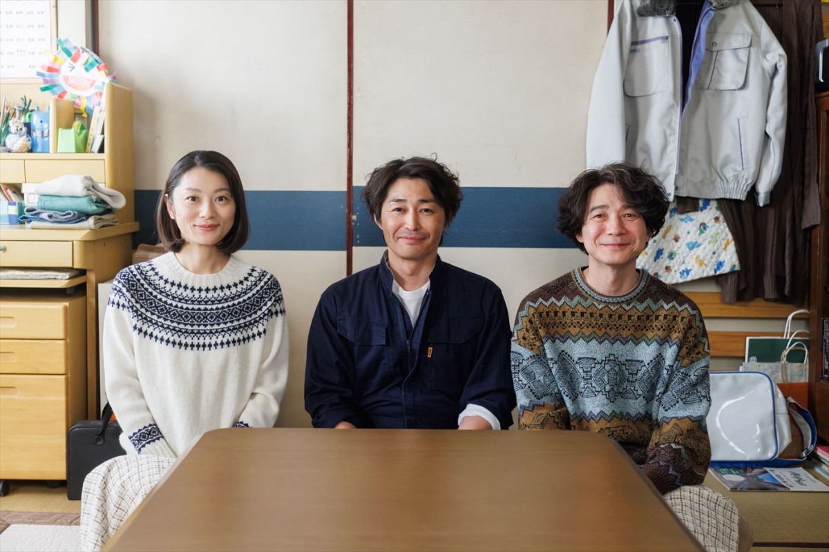 ドラマ『コタツがない家』より(左から)小池栄子、安田顕、吉岡秀隆